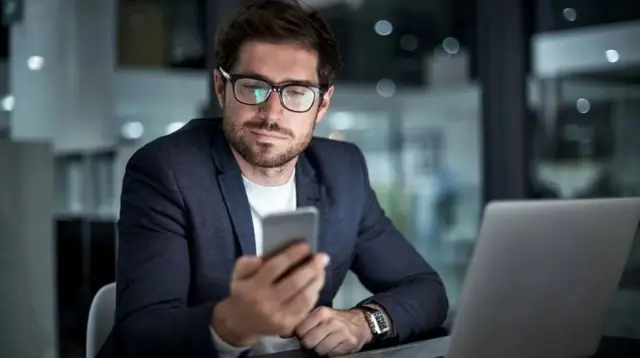 ایک شخص موبائل فون دیکھ رہا ہے