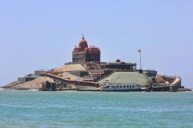 کنیا کماری کے ساحل سے یہ 500 میٹرکے فاصلے پر سمندر کے اندر ہے