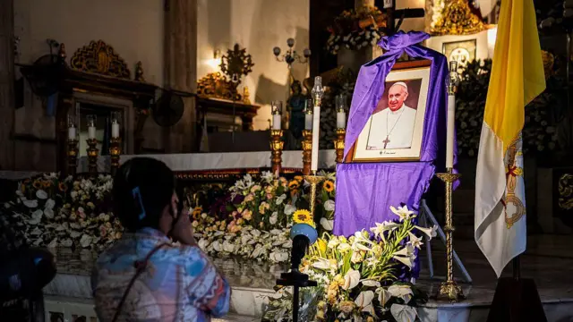 Foto Paus Fransiskus terpampang di altar sebuah gereja di Manila, Filipina, pada 21 April 2025