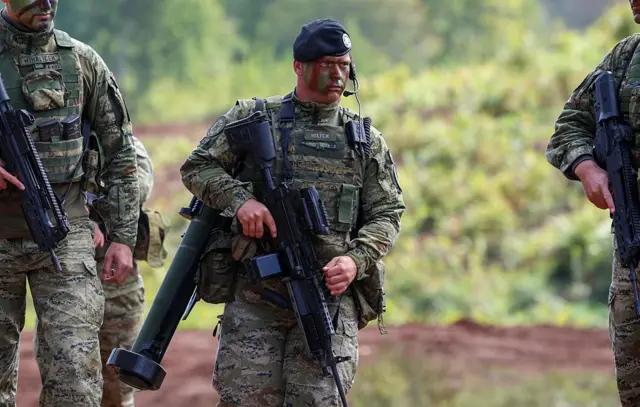 ክሮኤሽያ ንምንታይ ኣቋሪጻቶ ዝነበረት ግዱድ ሃገራዊ ኣገልግሎት ዳግማይ ጀሚራቶ?