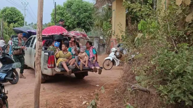 လေကြောင်းပစ်ခတ်မှုကြောင့် ထွက်ပြေးလာရတဲ့ သရက်ချောင်းမြို့နယ်က စစ်ဘေးရှောင်တွေ