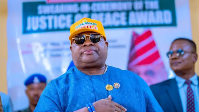 Gomina Ademola Adeleke wọ buba ati fila nibi ipade ilu kan