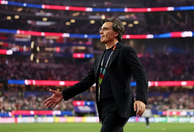 Montella ABD maçı sonrasıda saha içinde yürüyor