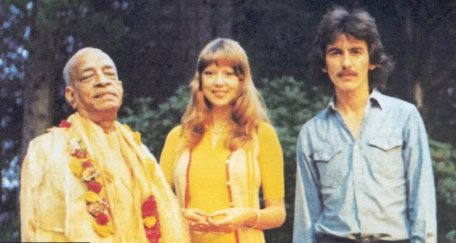 ઇસ્કોનના સ્થાપક ભક્તિવેદાંત સ્વામી અને પેટ્ટી બોય્ડ સાથે જ્યોર્જ હૅરિસન