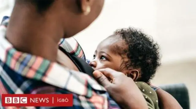 Nwaanyị na-enye nwa ya ara