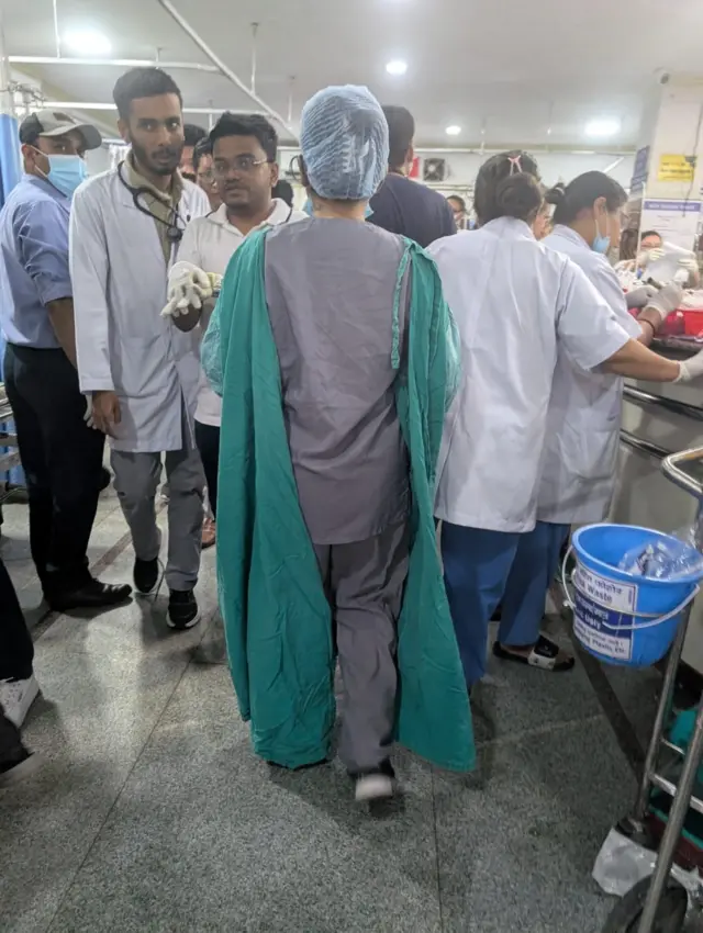 केएमसी अस्पतालको आकस्मिक उपचार कक्षमा चिकित्साकर्मीहरूको घुइँचो