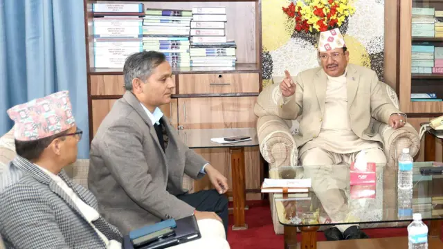 गृहमन्त्री ओमप्रकाश अर्यालसँग छलफल गर्दै निर्वाचन आयोगका पदाधिकारीहरू