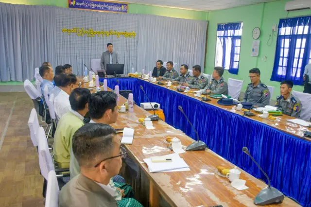 ရခိုင်ပြည်နယ် ဝန်ကြီးချုပ် ဦးထိန်လင်းက နယ်ခြားစောင့်ရဲကွပ်ကဲမှုအဖွဲ့အောက်ရှိ နယ်ခြားစောင့်ရဲတပ်ဖွဲ့ခွဲတွေက တပ်ဖွဲ့ဝင်တွေကို မတ် ၁၁ ရက်က တွေ့ဆုံခဲ့