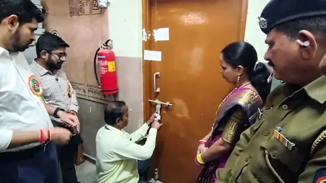 पिछले साल दिसंबर में नासिक में नगर परिषद और नगर पंचायत चुनावों के लिए वोटों की गिनती शुरू होने पर, एक चुनाव अधिकारी त्र्यंबकेश्वर नगर परिषद के स्ट्रॉन्ग रूम को खोलते हुए.