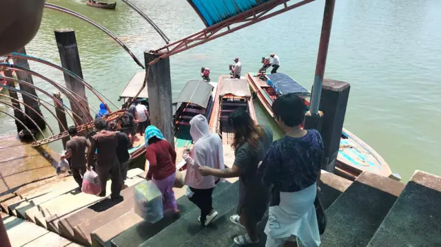 ထိုင်းဘက်က နေရပ်ပြန်ပို့လိုက်တဲ့မြန်မာတွေ (ပုံဟောင်း)