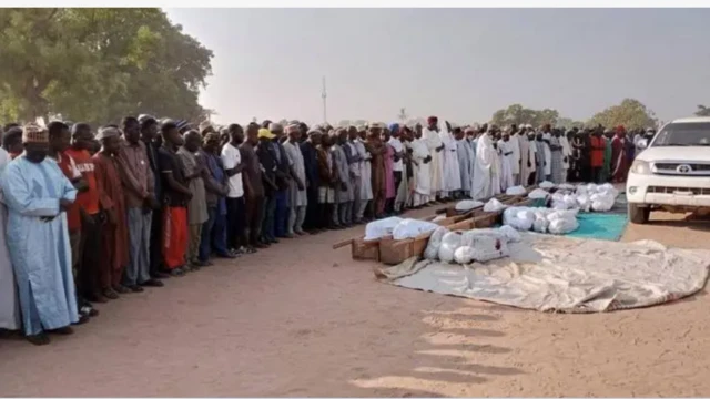 Wọn n kirun si awọn to ku ninu ikọlu ṣọja lara ki wọn too sin wọn.