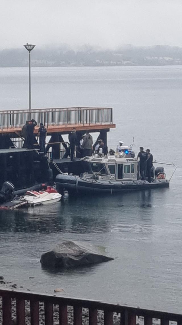 Un barco con policías en el lago Ranco donde se produjo el accidente aéreo en el que murió Piñera