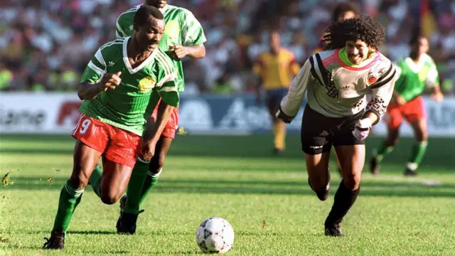 Rene Higuita persiguió a Roger Milla