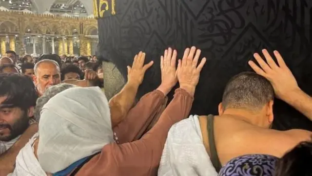 Umat Muslim menyentuh Ka'bah saat umrah di Mekkah, Arab Saudi, pada 18 Desember, 2023.