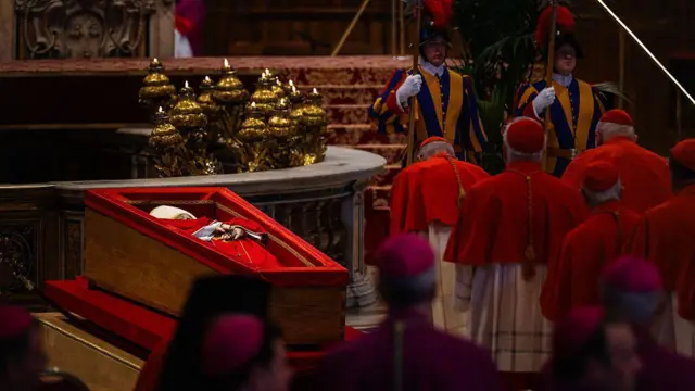 Jenazah Paus Fransiskus saat disemayamkan di Basilika Santo Petrus, Vatikan, pada 23 April 2024