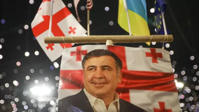 Саакашвили экинчи президенттик мөөнөтү аяктагандан кийин Грузиядан чыгып кетсе да, өз өлкөсүнүн саясий сахнасында таасирдүү оюнчулардын бири бойдон кала берген