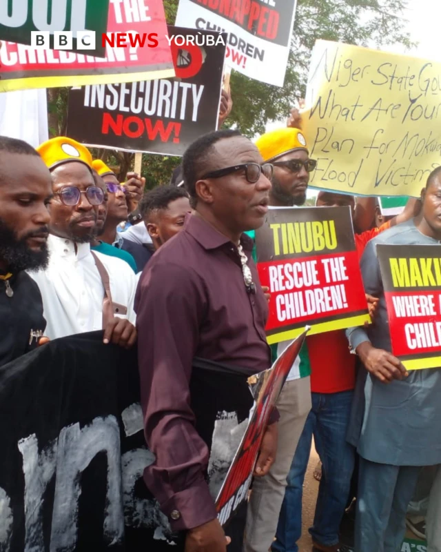 Omoyele Sowore lasiko to lewaju iwọde tako ijọba Tinubu l'Abuja, layaajọ Demokresi. Awọn oluwọde wa lẹyin rẹ.