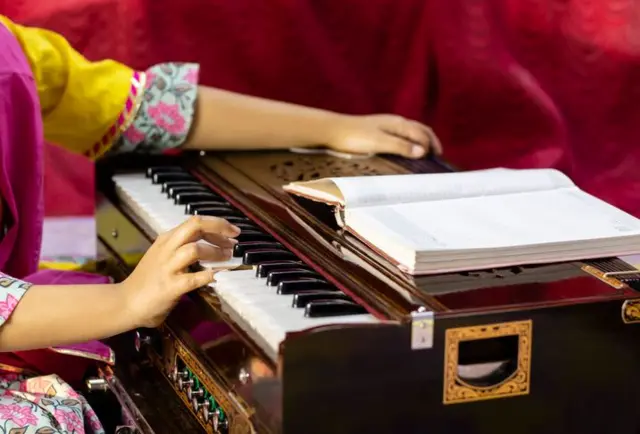 गाणं गायल्यानं आपल्याला बरं का वाटतं?