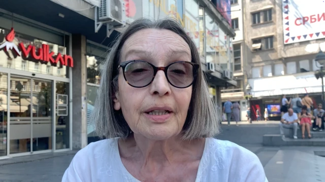 Starija žena u beloj majici sa naočarima za vid