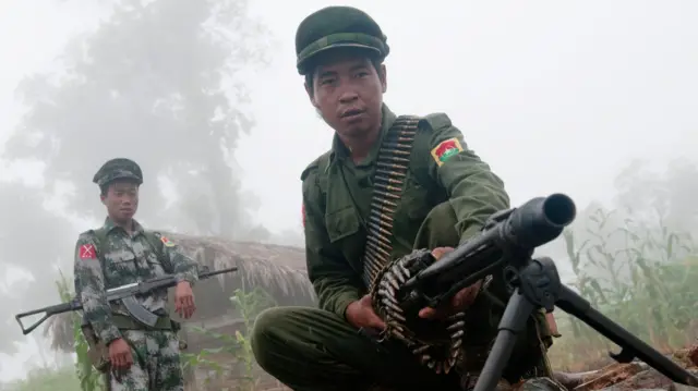 အောက်တိုဘာ ၃၁ ရက်ထိပ်တန်းသတင်းများ - ဝိုင်းမော်၊ ဂန်ဒေါင်ယန်စခန်း ကေအိုင်အေ သိမ်းပိုက်