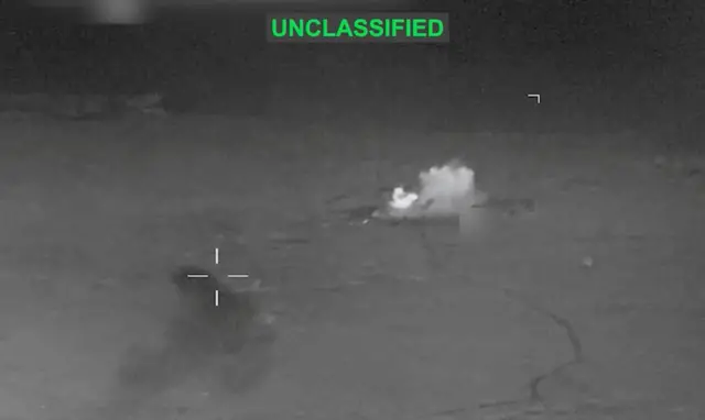 7 Temmuz 2026 tarihinde yayımlanan videodan alınan bu görüntüde, ABD Merkez Kuvvetler Komutanlığı'nın (CENTCOM) Hürmüz Boğazı'nda üç tankerin vurulmasının ardından düzenlediği saldırı sonrası bilinmeyen bir noktadan duman yükseliyor.