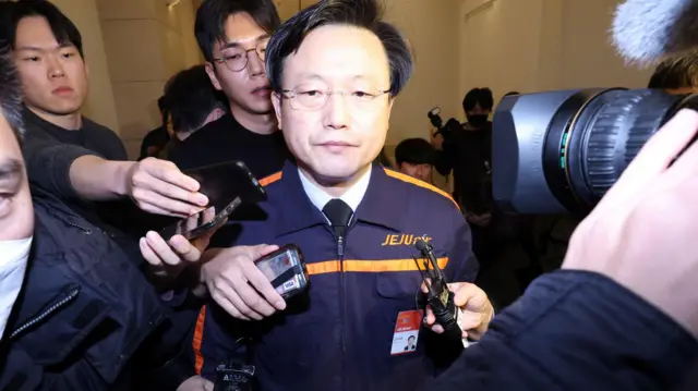 김이배 제주항공 대표가 29일 오후 서울 강서구 메이필드 호텔에 마련된 임시 프레스센터에서 무안국제공항 여객기 사고 관련 브리핑을 마치고 취재진에 둘러싸여 퇴장 하고 있다