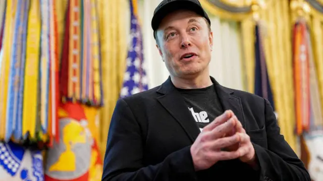 伊隆·马斯克在白宫举行的记者会上发言，美国总统特朗普（未入镜）在场