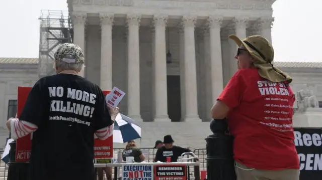 Manifestantes en contra de la pena de muerte en EE.UU. 