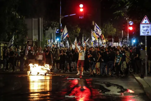 အစ္စရေး ဝန်ကြီးချုပ် နုတ်ထွက်ဖို့ တောင်းဆို