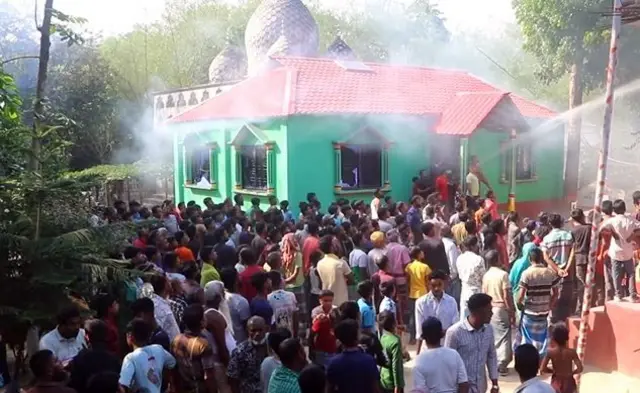 মাজারটির সামনে স্থানীয়রা