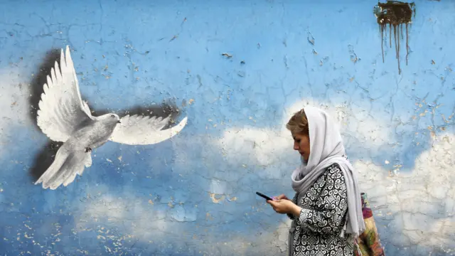 زن ایرانی در حال کار با موبایل