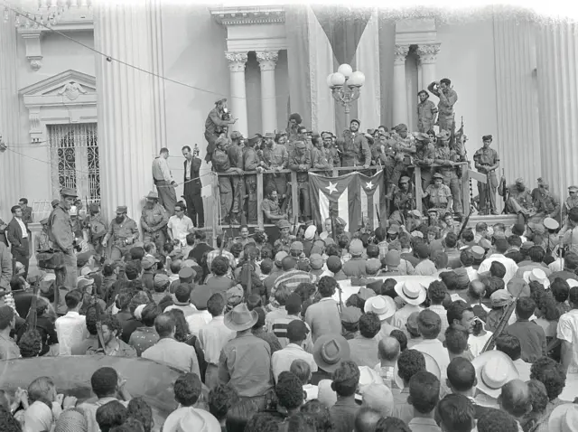 Fidel Castro dando un discurso frente a una multitud tras el triunfo de la Revolución Cubana.
