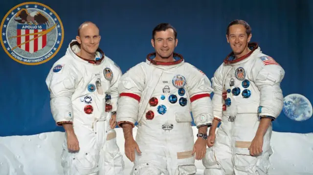 (डावीकडून) थॉमस मॅटिंगली, जॉन यंग आणि चार्ल्स ड्यूक