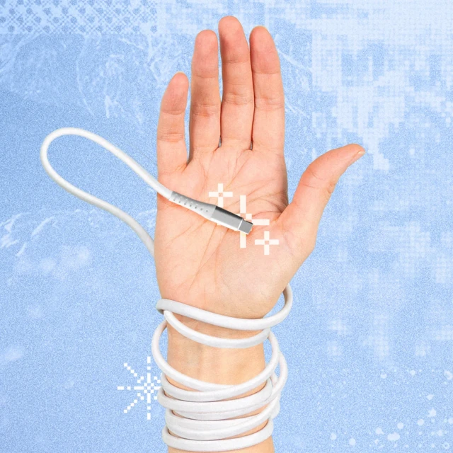 рука, обмотана кабелем на голубому фоні