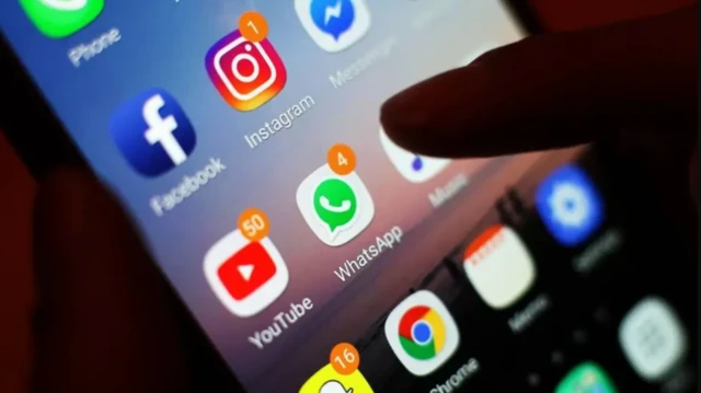 صفحه موبایل که چند اپ روی آن معلوم است. 