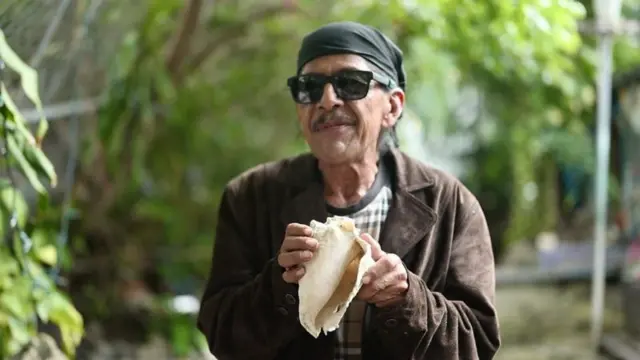 Ishmael Bermúdez a passé plus de 50 ans à déterrer des objets indigènes sous la maison où il a grandi.