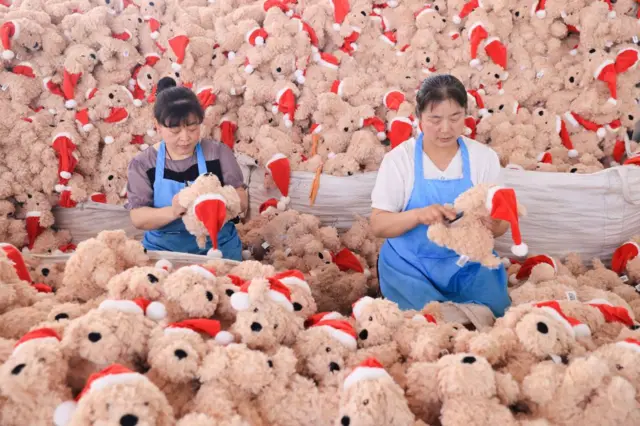 Công nhân làm việc một công ty chuyên sản xuất thú bông tại tỉnh Giang Tô, Trung Quốc Công nhân làm việc một công ty chuyên sản xuất thú bông tại tỉnh Giang Tô, Trung Quốc