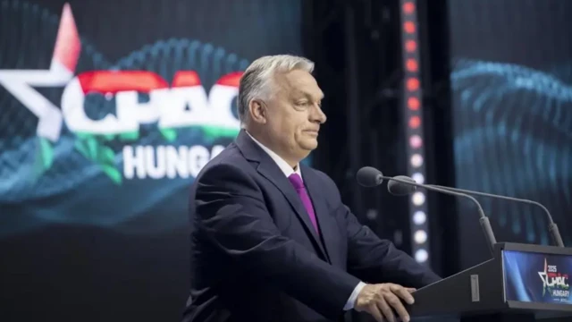 ویکتور اوربان پشت میکروفون در حال سخنرانی است