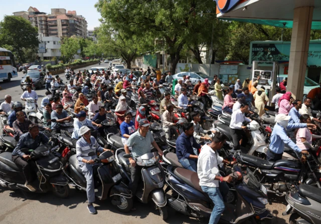 બીબીસી ગુજરાતી, ગુજરાત, બીબીસી, અમદાવાદ, પેટ્રોલ, ડીઝલ, પેટ્રોલિયમ પેદાશ, ઈંધણ