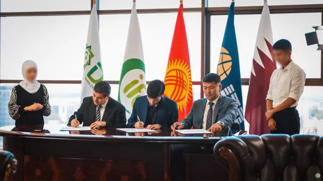 JТА холдингинин өкүлү катары өзүн тааныштырган Мехди Мохсен кооператив менен кызматташуу келишимине кол коюп жатканын көрүүгө болот