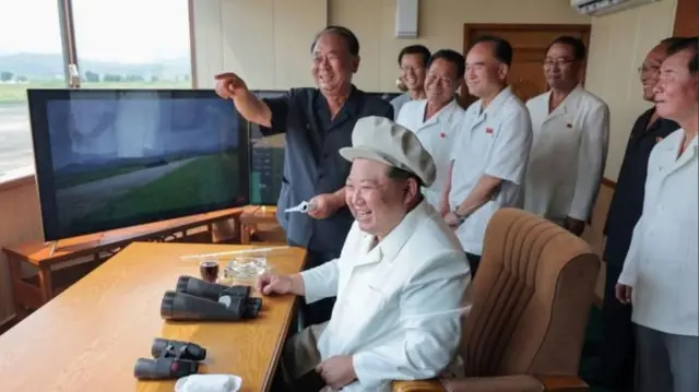 رهبر کره شمالی در حال بازدید از آزمایش پهپادهای انتحاری این کشور