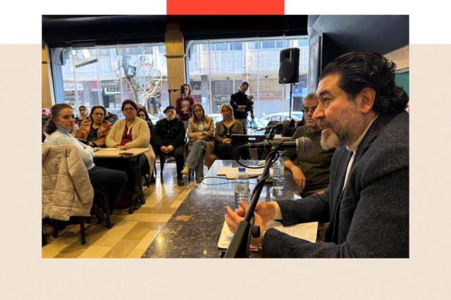 Personnes assises et discutant à l'intérieur d'un café