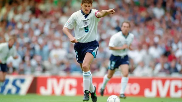 آدامز مدافع سابق انگلیس و آرسنال در سال ۲۰۲۲ به تایمز از اعتیاد فوتبالیستهای لیگ برتر به شرط‌بندی گفت