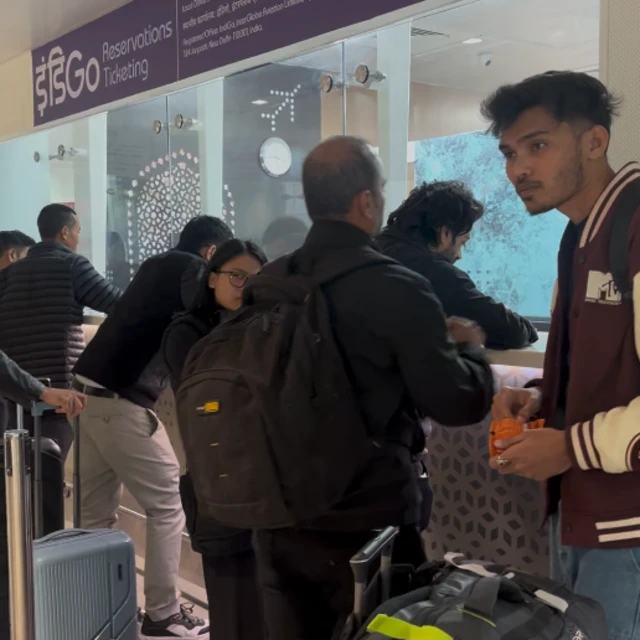 फ़्लाइट रद्द होने की वजह से कई यात्रियों की यात्रा योजनाएं बर्बाद हो गई हैं