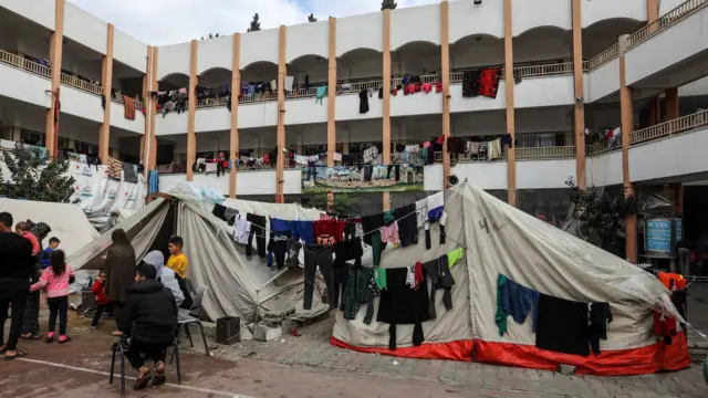 ኣብ ቤት ትምህርቲ ዝተዓቖቡ ተፈናቐልቲ