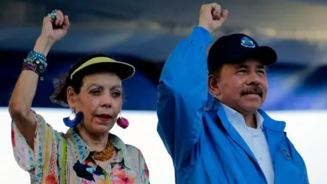 Daniel Ortega e Rosario Murillo ergendo os braços