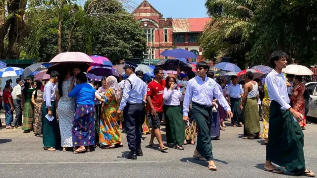 မတ်လတုန်းက တက္ကသိုလ်ဝင်တန်း စာမေးပွဲဖြေဆိုခဲ့ကြတဲ့ မြင်ကွင်းတွေ