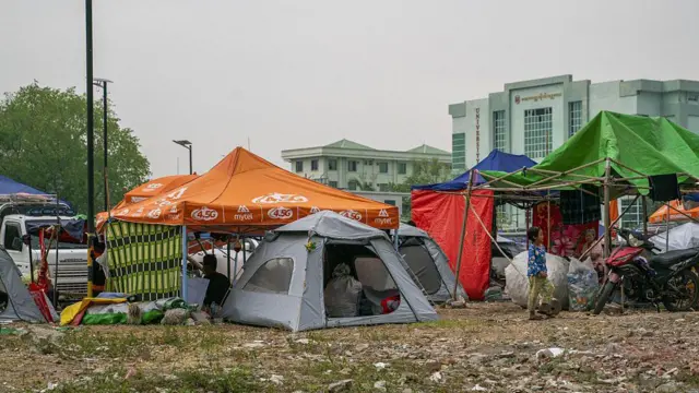 မန္တလေးမြို့ပေါ်က ငလျင်ဘေးသင့်သူတွေ ယာယီတဲတွေနဲ့ နေရတဲ့ ကယ်ဆယ်ရေးစခန်းတစ်ခု