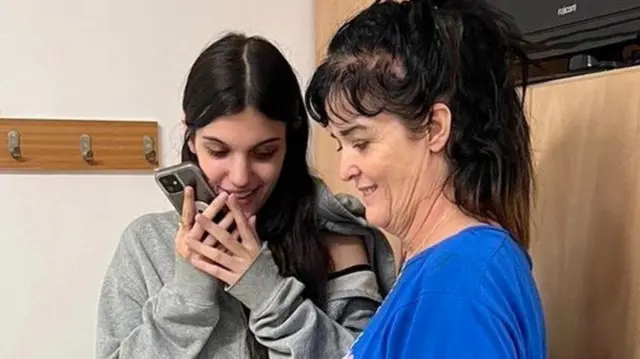 ඇමෙරිකානු ප්‍රාණ ඇපකරුවන් දෙදෙනා වන නටාලි සහ ජුඩිත් රානන් - එක්සත් ජනපද ජනාධිපති ජෝ බයිඩන් සමඟ දුරකථනයෙන් කතා කරන අයුරු දැක්වෙන ඡායාරූපයක් ජෙරුසලමේ එක්සත් ජනපද තානාපති කාර්යාලය විසින් මුදා හරින ලදි