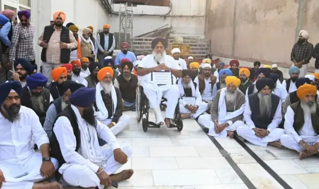 સુખબીરસિંહ બાદલ, અકાલી દળ, ધાર્મિક સજા, શીખ ધર્મ, પંજાબ, સુવર્ણમંદિર, રાજકારણ, બીબીસી ગુજરાતી 